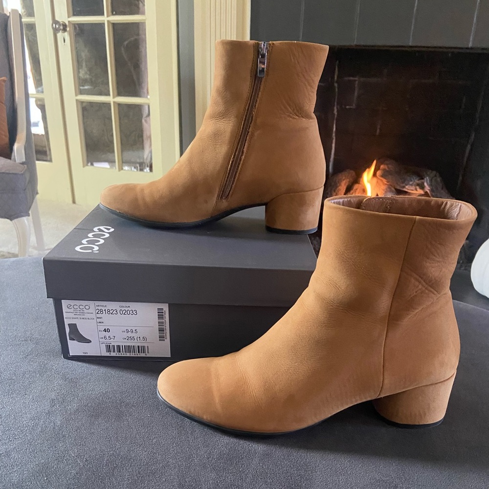 Ecco Mod Block Booties. So pretty and flattering. Suede brown. Side zip.